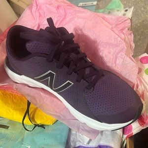 Size 6 Woman’s new balance sneakers